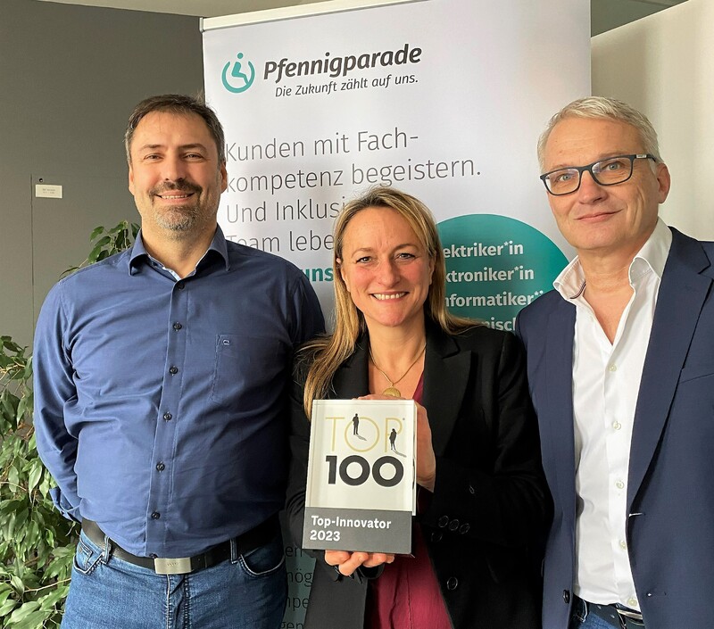 Pfennigparade Sigmeta GmbH: Anja Dirmhirn, Dirk Höpner und Michael Düren halten stolz den Top100 Award in den Händen.