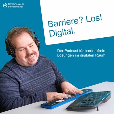 Headline: Barriere? Los! Digital.; Blinder Redakteur des Podcasts sitzt am Arbeitspatz mit Braille-Tatstatur